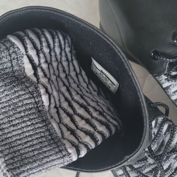 Nike Womens Roshe Two Hi Flyknit Boot Sneakers Shoes Size 9 Black white - Picture 8 of 14